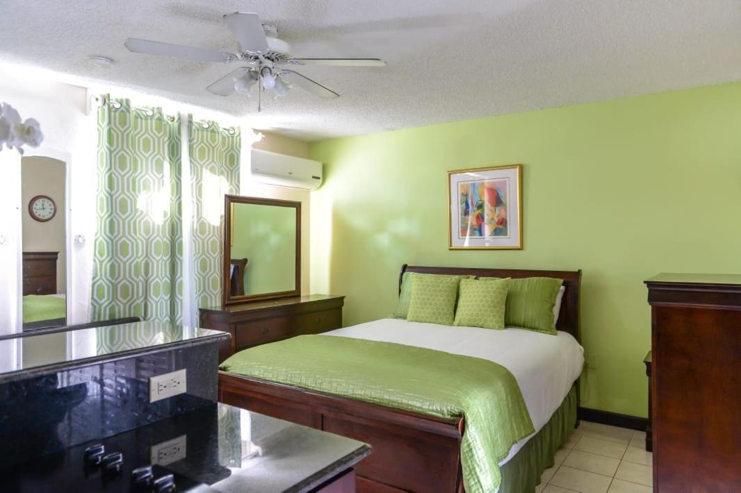 Beach Studio 10 Aparthotel Ocho Rios Esterno foto