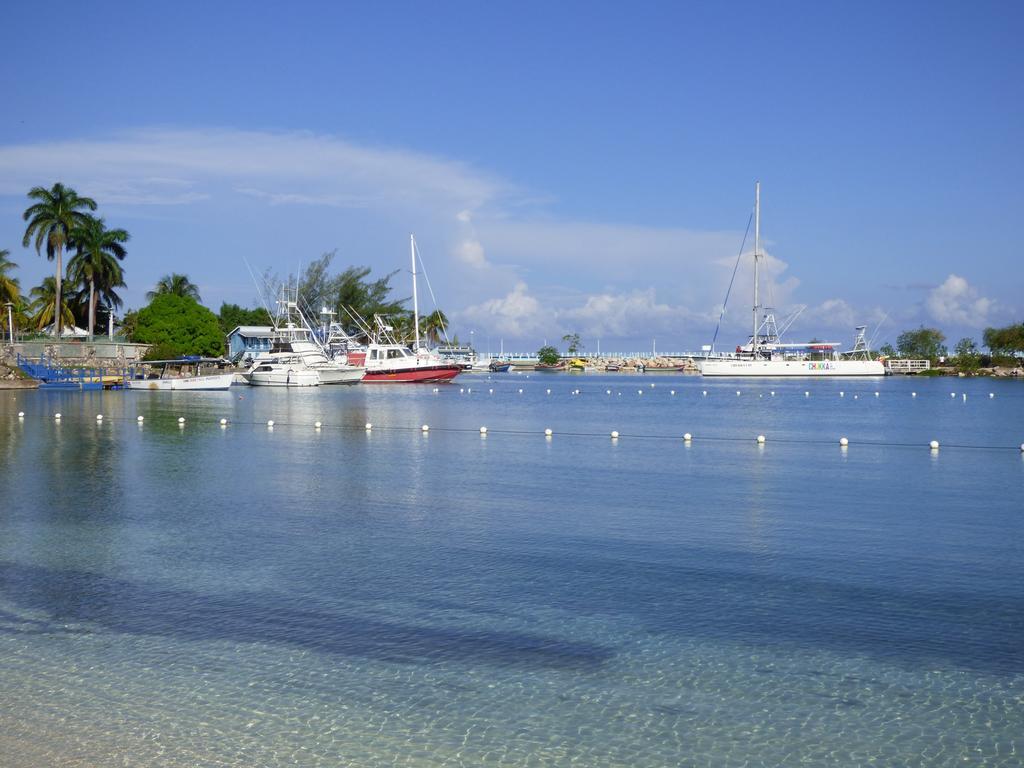 Beach Studio 10 Aparthotel Ocho Rios Esterno foto