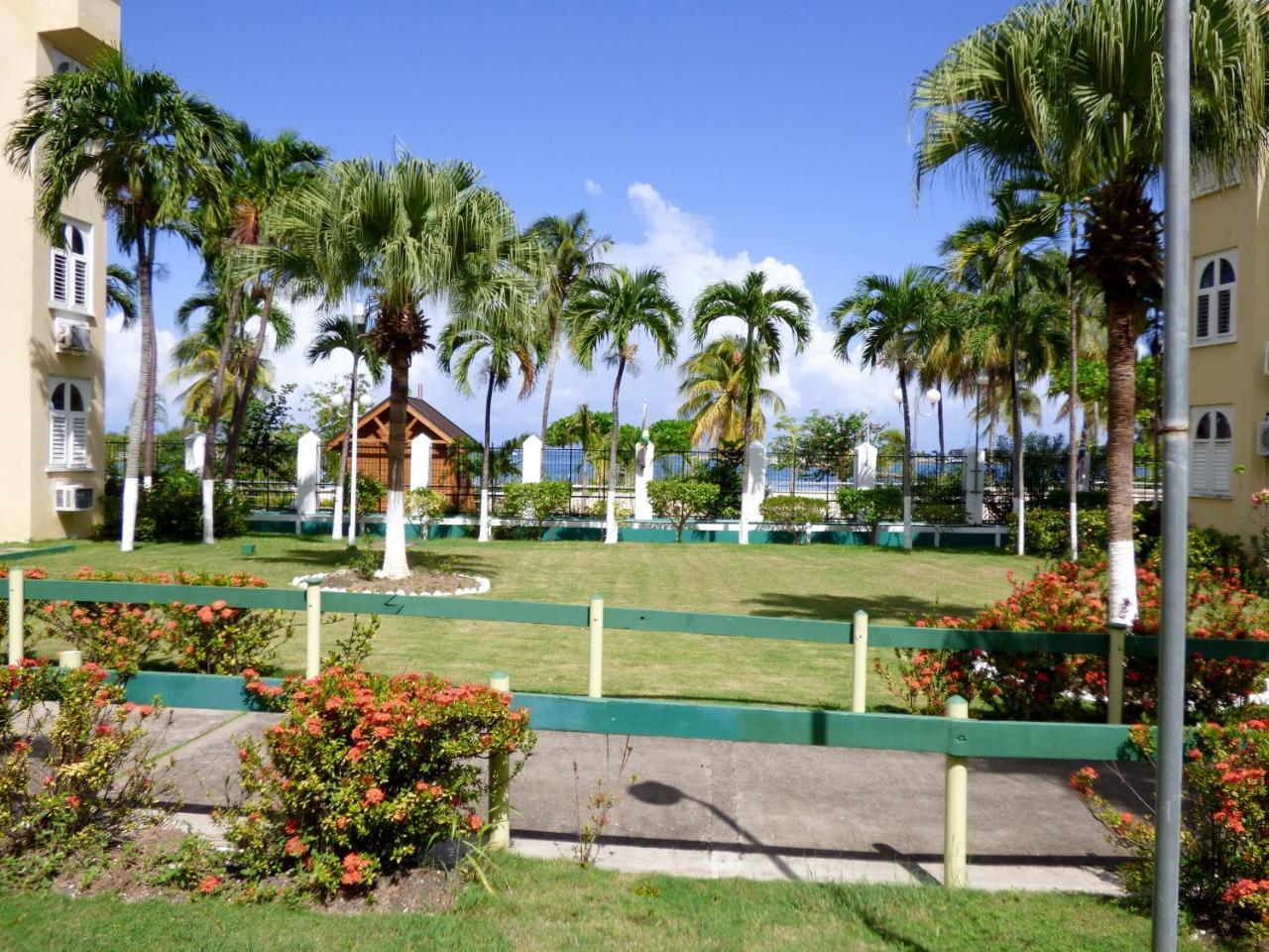 Beach Studio 10 Aparthotel Ocho Rios Esterno foto