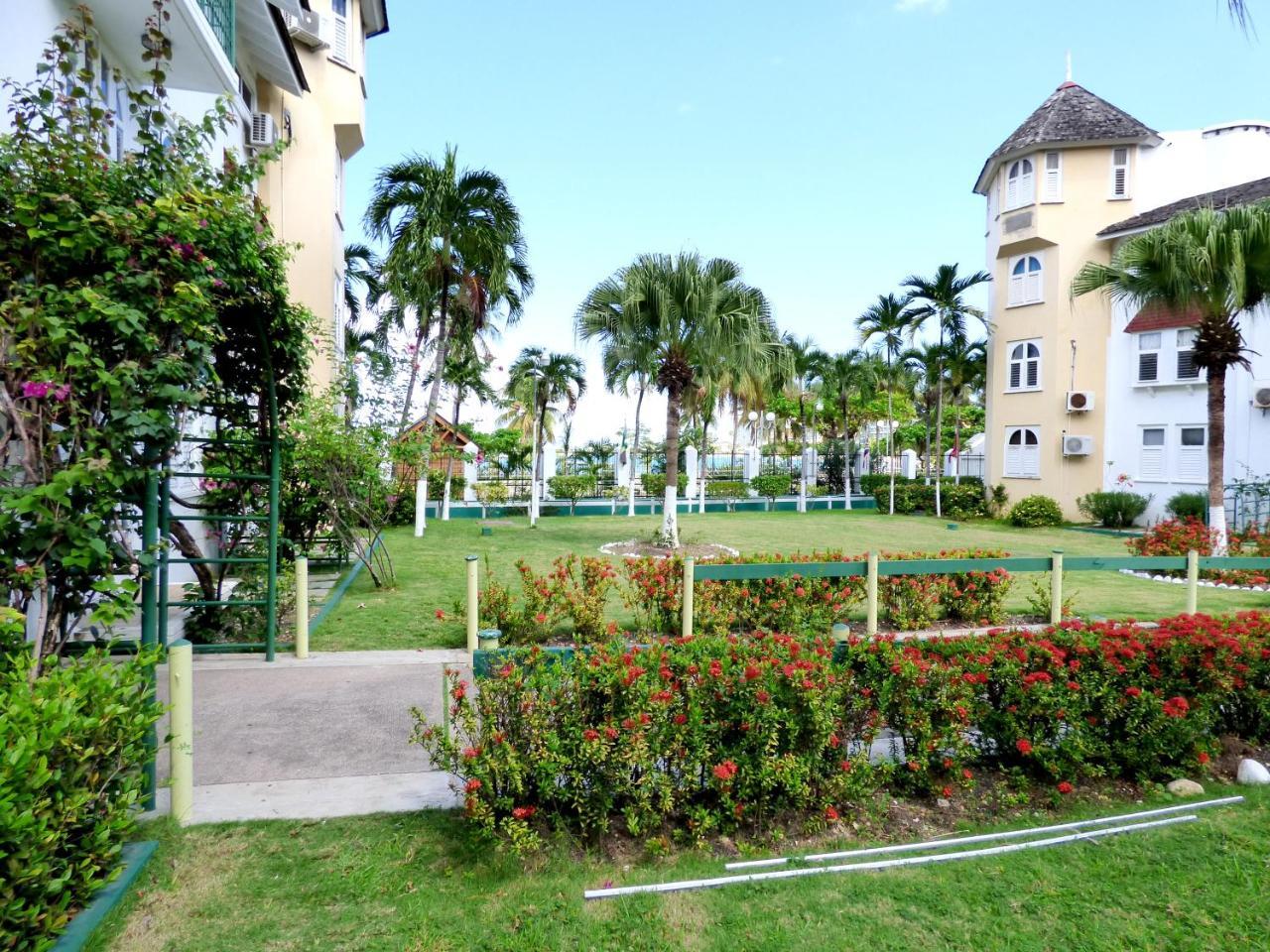 Beach Studio 10 Aparthotel Ocho Rios Esterno foto